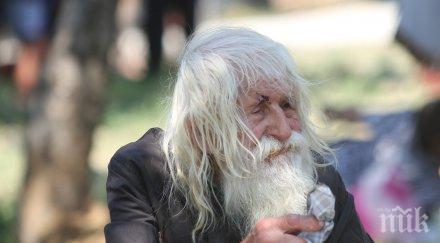 вдигат храм пари дядо добри светецът байлово дарил два пет лева увити вестник облепени тиксо