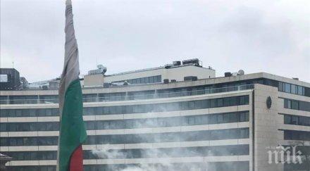 последните минути екшън парламента кола запали пожарната гаси снимка