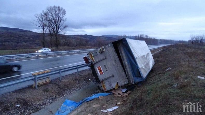 НАВРЪХ ТРИФОН ЗАРЕЗАН! Камион с вино се обърна на магистрала Струма
