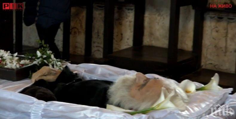 Погребват дядо Добри в църквата в родното му село
