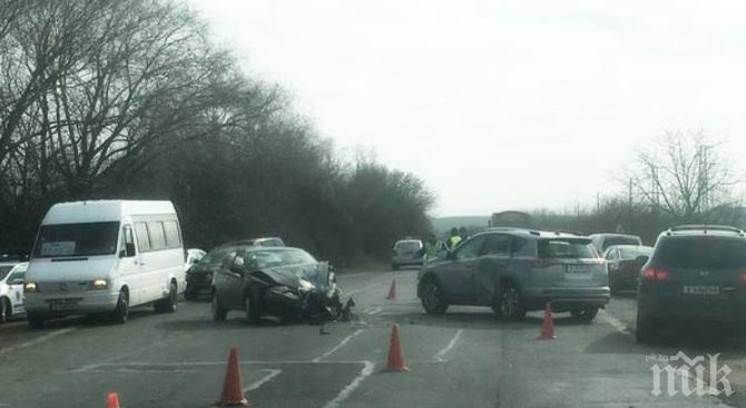 Тежка катастрофа затапи пътя Каблешково-Ахелой: Размазаха се Тойота и Алфа (СНИМКА)