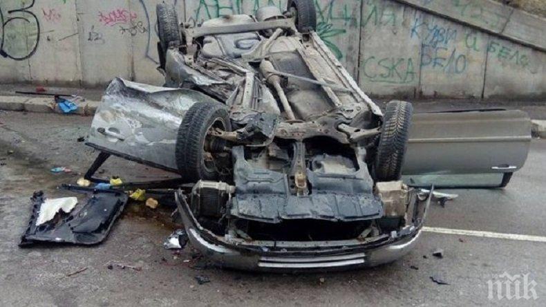 ЗРЕЛИЩНА КАСКАДА! Шофьорка падна от моста на бул. Александър Малинов (СНИМКИ/ОБНОВЕНА)