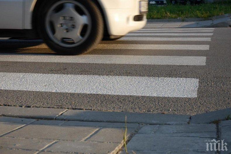 Младеж блъсна пресичаща на пешеходна пътека във Враца. Пътният инцидент
