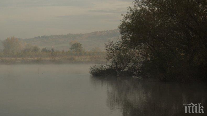 Лодка, пълна с мигранти, се обърна в река Марица, издирват 10 души