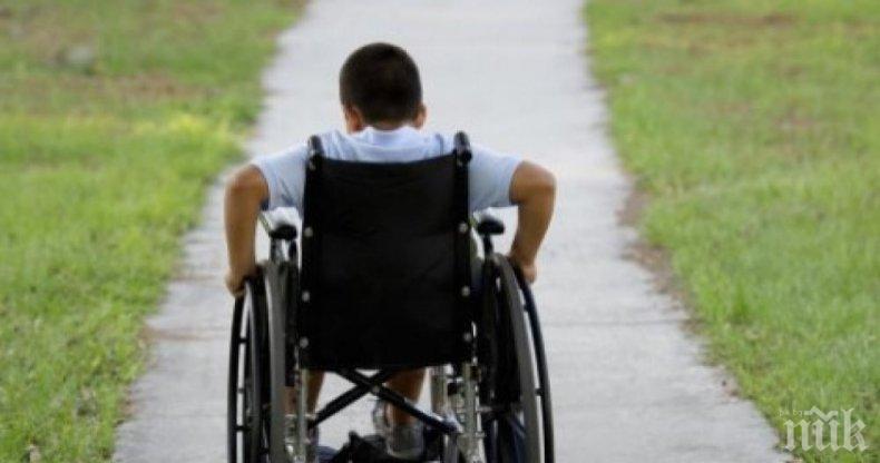 ПАРАГРАФ 22: Стотици хора с увреждания с орязани пари за лични асистенти