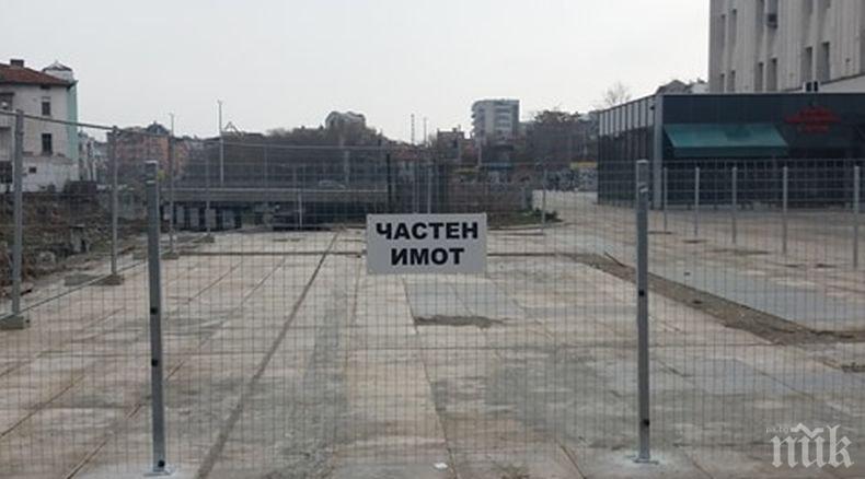 Кметът на Пловдив за заградения от реститути площад: Нека си седи оградата, нямаме зор 