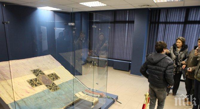 Посрещнаха с военен ритуал копие на Самарското знаме във Велико Търново