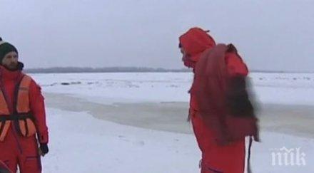 екстремно колоездачи изминават 450 замръзнала река