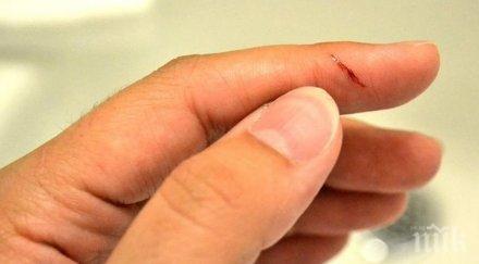 толкова силна болката порязване лист хартия