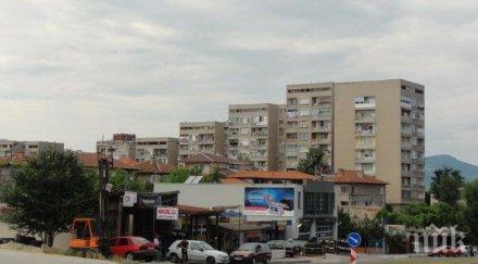 спукана тръба превърна улица кърджали река снимка