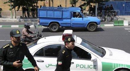 извънредно дервиш вряза бус група полицаи техеран убити