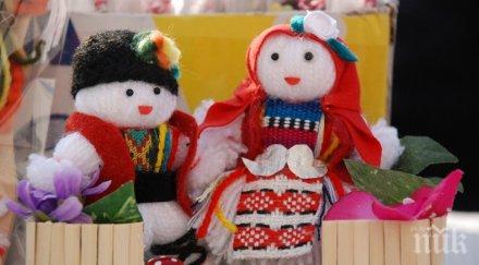 добри сърца малчугани плетат мартеници болно дете