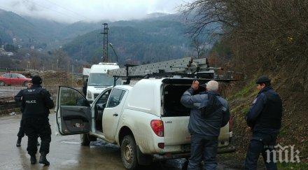 спецакция бензиностация пловдив блокирана 100 полицаи задържани четирима бежанци