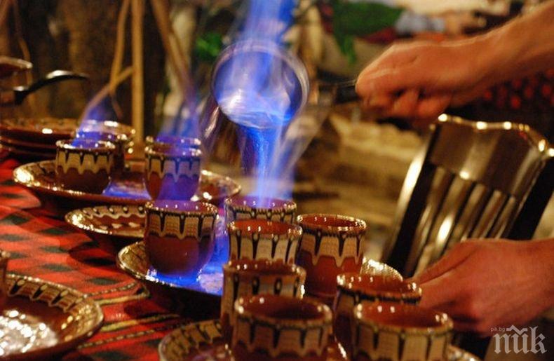 ТРАДИЦИИ! В русенско село организират празник на греяната ракия и... зелевата чорба

