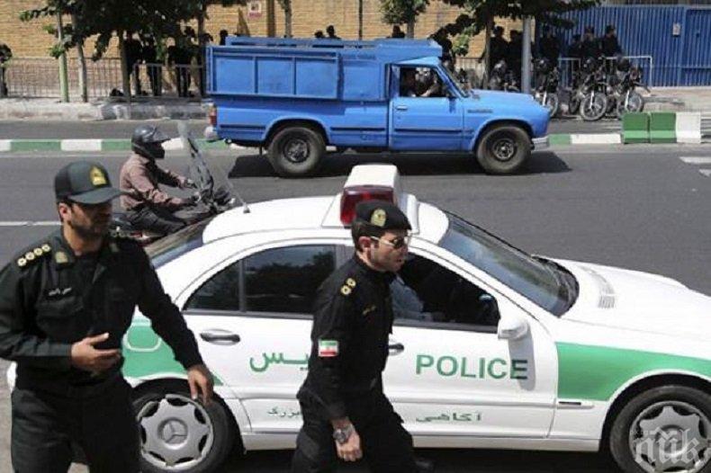 ИЗВЪНРЕДНО! Дервиш се вряза с бус в група полицаи в Техеран, има убити