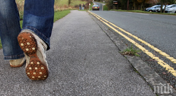 Шофьор блъсна пешеходка на тротоара