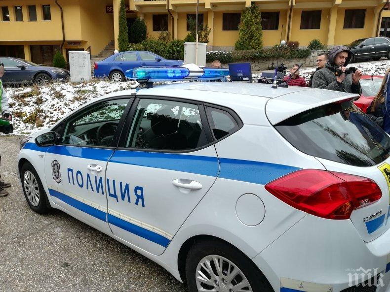 От последните минути! Полиция спря гръцки автобус край Владая