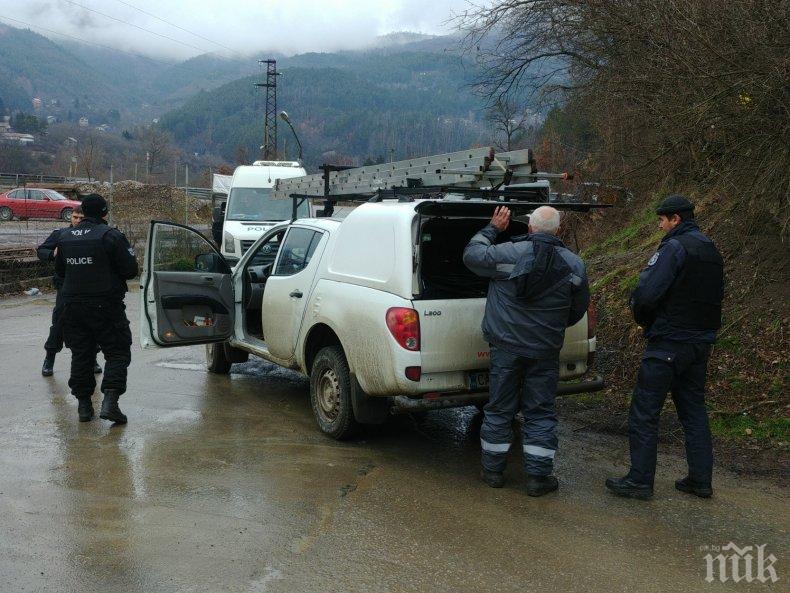 Спецакция! Бензиностация край Пловдив блокирана от над 100 полицаи, задържани са четирима бежанци