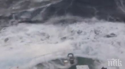 гледайте живо страшна буря баренцово море вълните почти потапят кораб