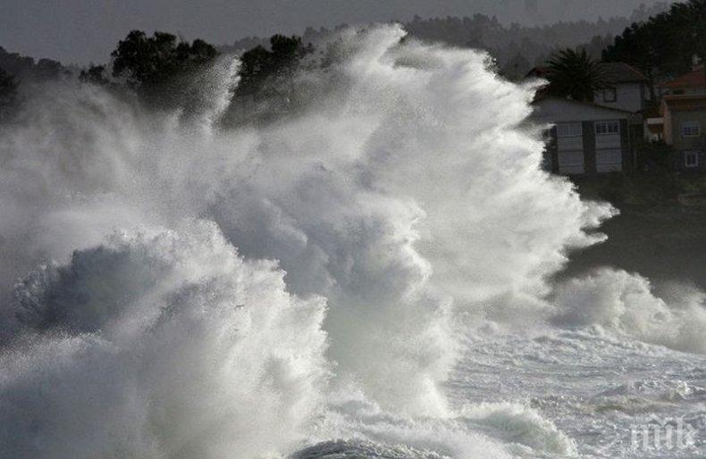 Стихия! 1000 туристи блокирани от циклон в Нова Зеландия