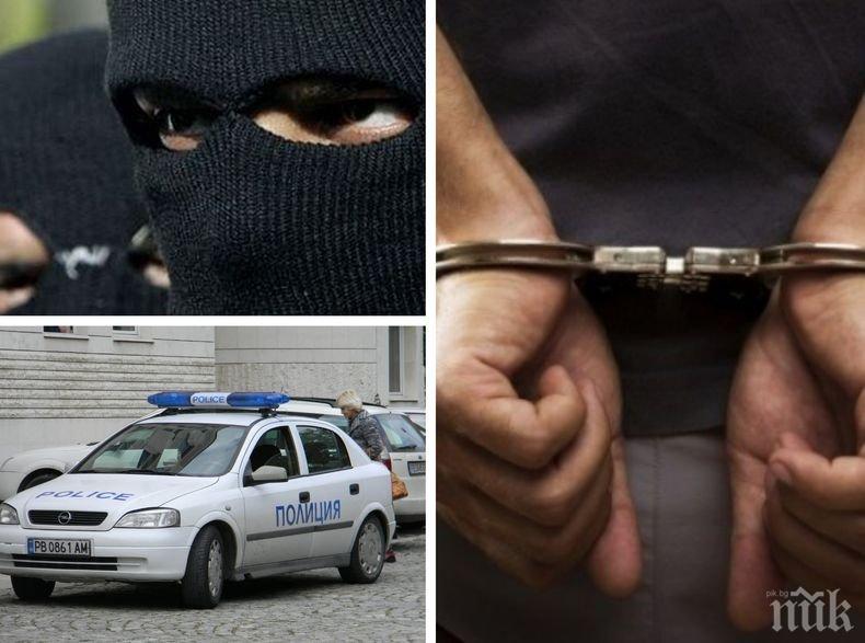 Аджамии! Бандитите, обрали бензиностанцията край Цалапица, били аматьори. При бягството изпуснали част от плячката