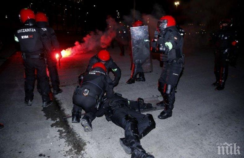 ТРАГЕДИЯ! Полицай почина след кървава атака на озверели ултраси в Билбао (СНИМКИ)