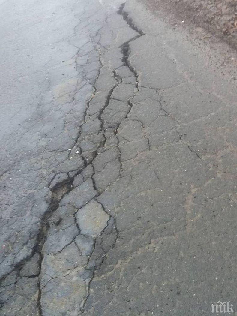 ОПАСЕН УЧАСТЪК! Пропадна пътя Малко Търново-Царево (ВИДЕО/СНИМКИ)