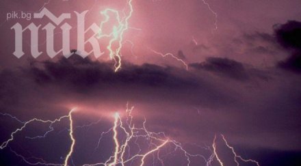 mълния подпали постройка