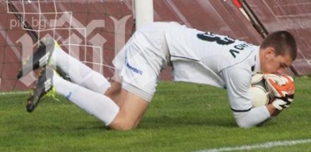 спортинг лисабон също напира вратаря георги китанов