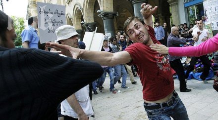 участници полицаи пребити първия гей парад тбилиси