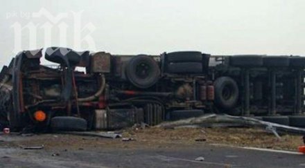 тир преобърна блокира движението автомагистрала струма