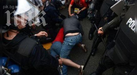 полицията амстердам арестува фенове челси бенфика