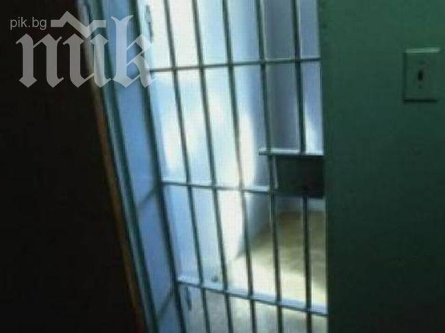 Хванаха бабаит, дръпнал ланец от дама