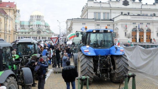 Животновъди-бойковисти заплашват София с протести