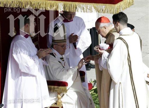 Папата обясни световната криза с робуването на парите
