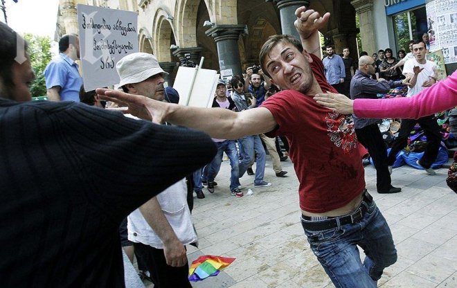 20 участници и полицаи пребити на първия гей парад в Тбилиси 
