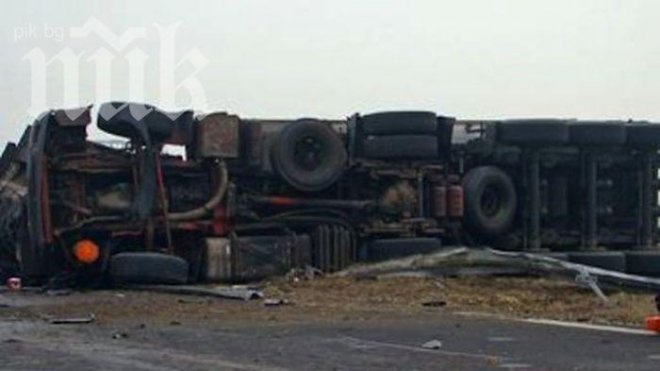 ТИР се преобърна и блокира движението на автомагистрала Струма