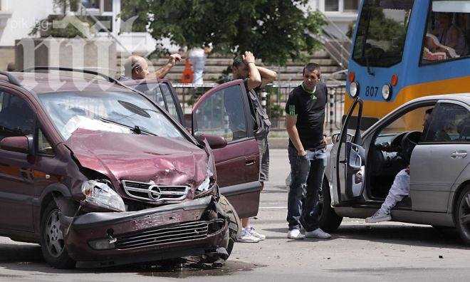 Минаваш на червено - три коли за скрап