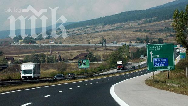 ТИР прегази спрял в аварийното платно шофьор 