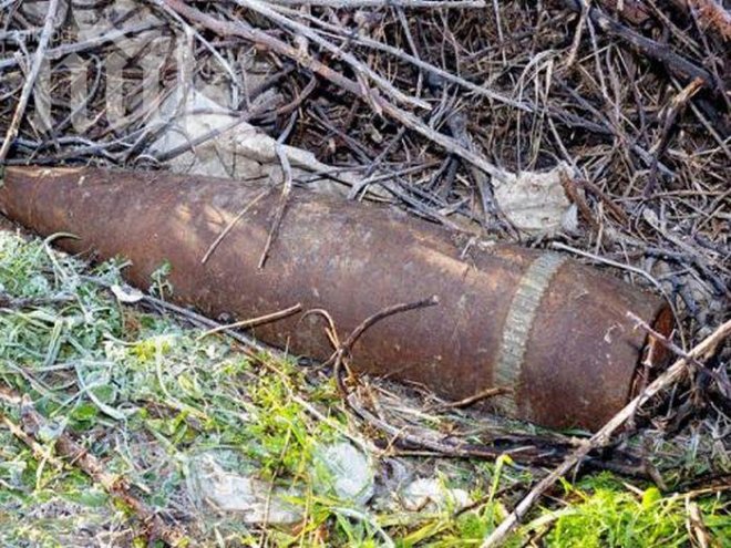 Мъж откри бронебоен снаряд в двора си