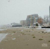 Морската стихия не пощади и Слънчев бряг! Огромни вълни погълнаха северния плаж (СНИМКИ/ОБНОВЕНА)