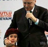 ШОК! Ердоган разплака момиченце, обеща му да го погребе с почести, ако умре в бой (СНИМКА/ВИДЕО)