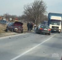 БЕЗСМЪРТЕН! Пиян шофьор с Голф влезе в насрещното на пътя Бургас-Несебър, помете друга кола