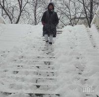 ПАРАДОКС! Пред НДК чистят снега ударно, по стълбите на подлезите - не