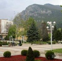 Инцидент! Младеж се заби с кросов мотор в „Рено“ на булевард във Враца (СНИМКА)