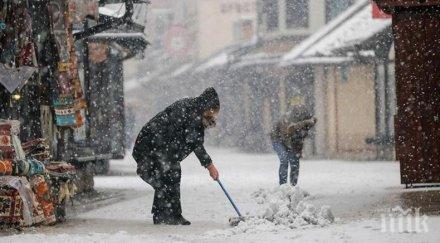снежни бури сковаха балканите тежко хърватия