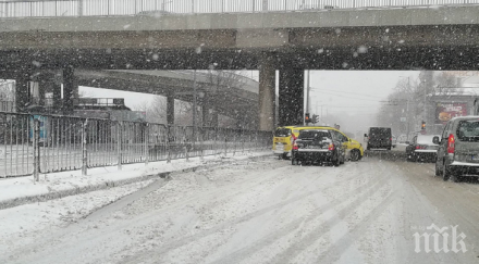счупени пластмаси огънати ламарини катастрофи пловдивско обед снимки