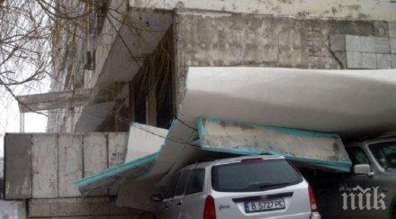 ураганен вятър вдигна изолацията блок варна стовари коли снимки