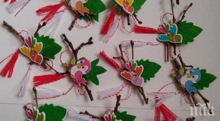 посетителите етнографския музей изработват мартеници