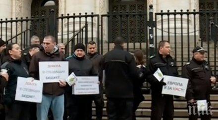 продължават протестите надзирателите затворите